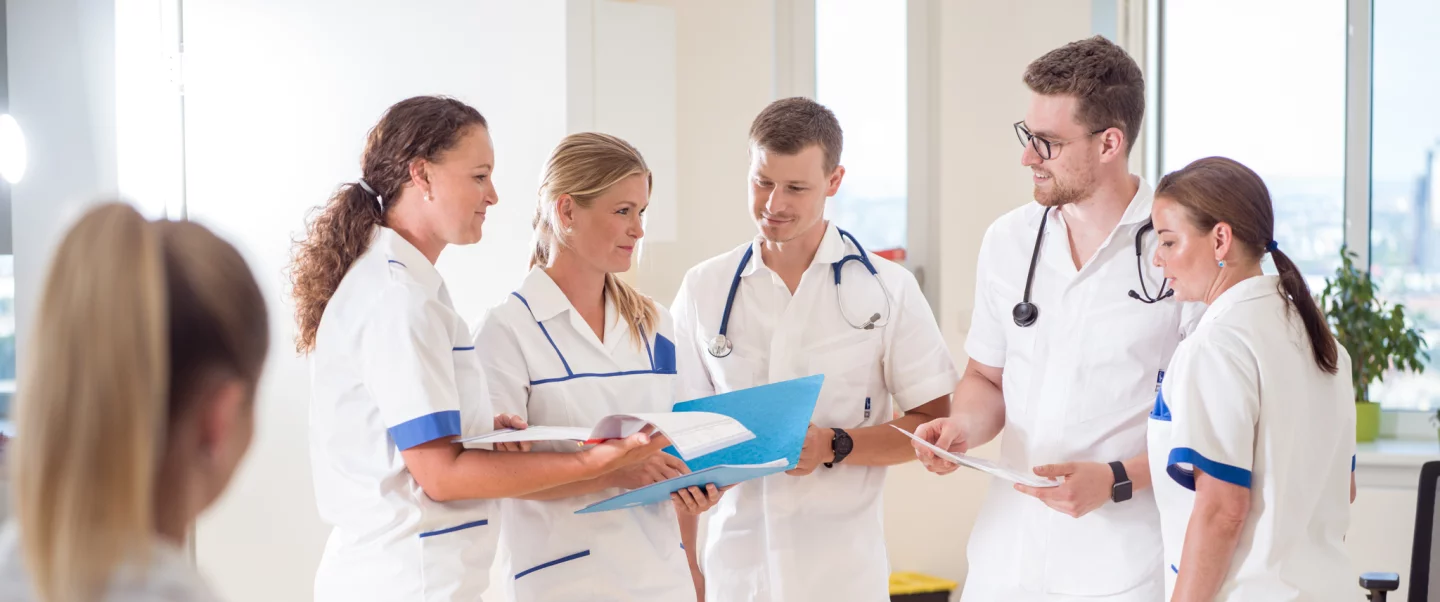 MOÚ clinical team reviewing a patient file